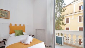 A hotel room with a bed, a window, and a balcony. - 4bnb - Monteverde Chic Comfort (Rome)
