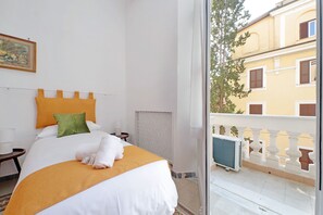 A hotel room with a bed, a window, and a balcony. - 4bnb - Monteverde Chic Comfort (Rome)