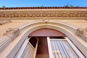 An arched entrance with decorative moldings and a wooden door. - 4bnb - Monteverde Chic Comfort (Rome)