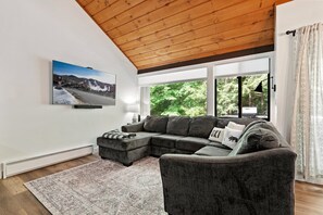 Living area - Dog Friendly ~ Arcade ~ Grill! ~ Close to Loon (Lincoln)