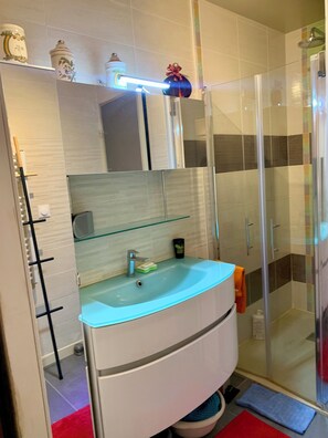 シャワー、ヘアドライヤー、タオル、石鹸