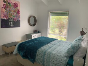 3 dormitorios, tabla de planchar con plancha, cuna de viaje