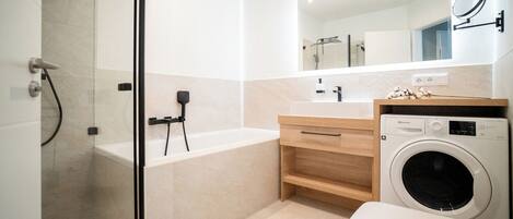 Haartrockner, Handtücher, Seife, Toilettenpapier
