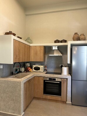 Kühlschrank, Mikrowelle, Ofen, Herdplatte