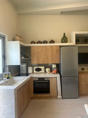 Réfrigérateur, plaque de cuisson, cafetière/bouilloire, grille-pain