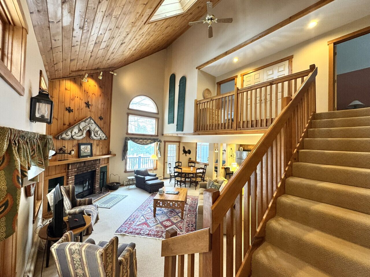 Smart TV, lareira, mesa de pingue-pongue, livros