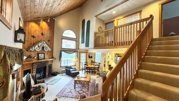 TV connectée, cheminée, table de tennis de table, livres