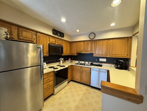 Kylskåp, mikrovågsugn, ugn och spishäll