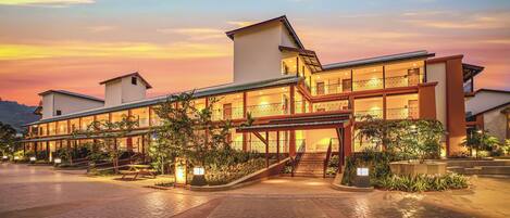 Majoituspaikan julkisivu illalla/yöllä