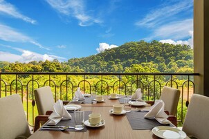 Mesa para dos personas con vistas a un paisaje verde exuberante.