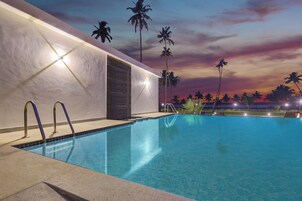 Una piscina al aire libre