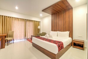 高級客房 | 客房內保險箱、書桌、筆電工作空間、免費無線上網