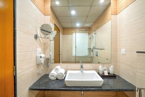 Kamar Superior | Kamar mandi | Shower, perlengkapan mandi gratis, pengering rambut, dan handuk