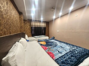Deluxe-Dreibettzimmer, Stadtblick | Schallisolierte Zimmer, kostenloses WLAN