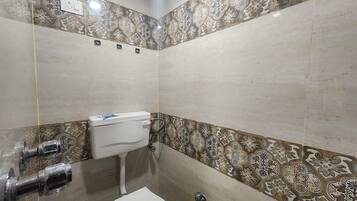 Deluxe Double Room | Bathroom | Shower, towels, soap, shampoo