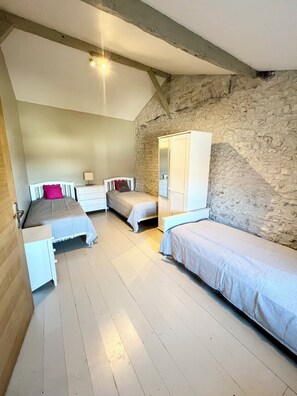 2 bedrooms, desk, iron/ironing board, free WiFi