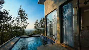 1 bedroom, desk, soundproofing