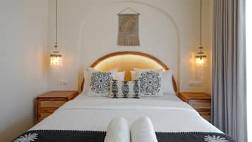 Quarto casal superior, sacada, vista para o jardim | Cofres nos quartos, ferros/tábuas de passar roupa, Wi-Fi de cortesia