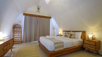 Kamar Double Deluks, balkon, pemandangan kolam renang | Brankas, setrika/meja setrika, dan Wi-Fi gratis