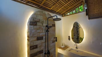 Quarto casal luxo, sacada, vista para a piscina | Banheiro | Chuveiro, toalhas de banho, sabonete, shampoo