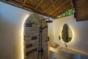 Quarto casal luxo, sacada, vista para a piscina | Banheiro | Chuveiro, toalhas de banho, sabonete, shampoo