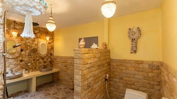 Habitación doble Deluxe, balcón, vista a la alberca | Baño | Regadera, secadora de cabello, bidet, toallas