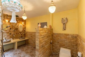 Habitación doble Deluxe, balcón, vista a la alberca | Baño | Regadera, secadora de cabello, bidet, toallas 