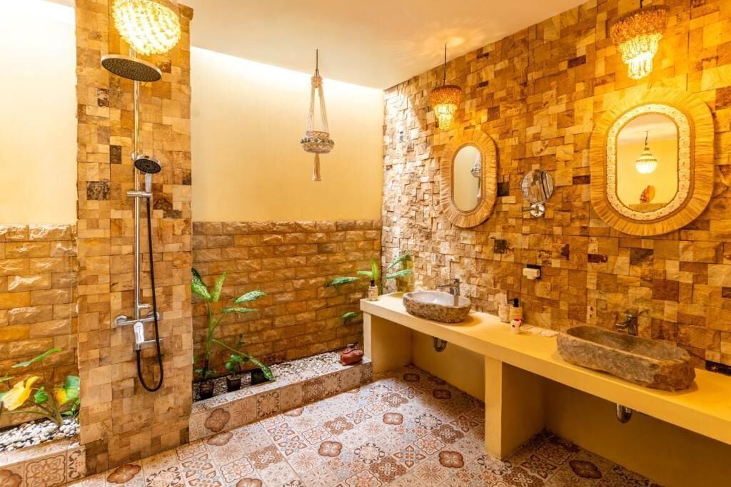 Habitación Deluxe doble, balcón, vistas a la piscina | Caja fuerte, tabla de planchar con plancha, wifi gratis