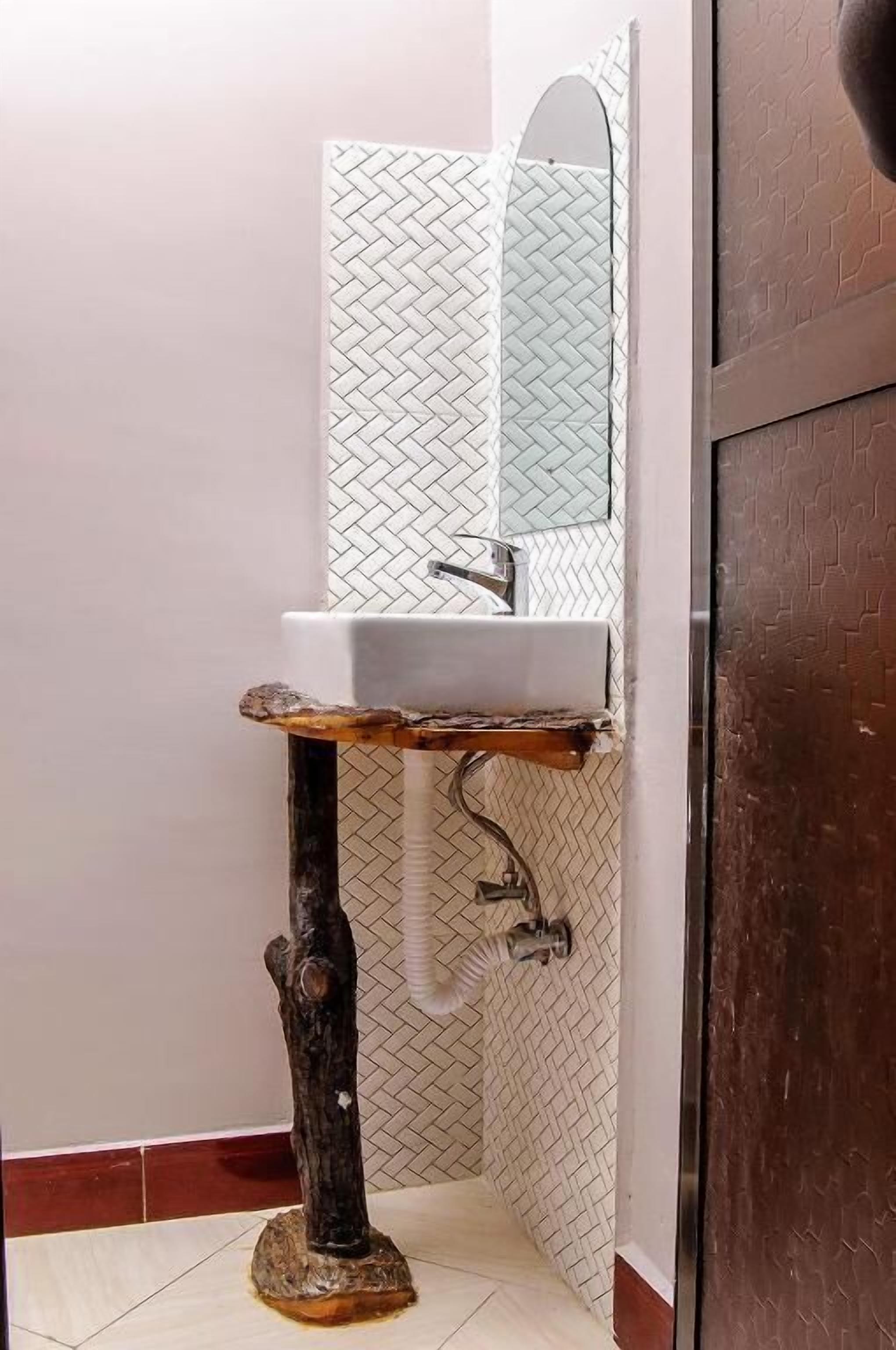 Een douche, pantoffels, handdoeken, zeep
