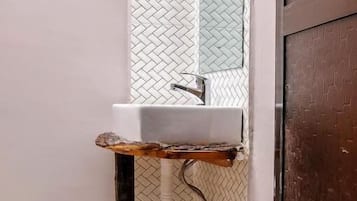 Een douche, pantoffels, handdoeken, zeep