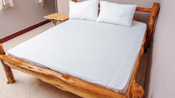 Doppelzimmer, Balkon, Bergblick | Schreibtisch, laptopgeeigneter Arbeitsplatz, schallisolierte Zimmer