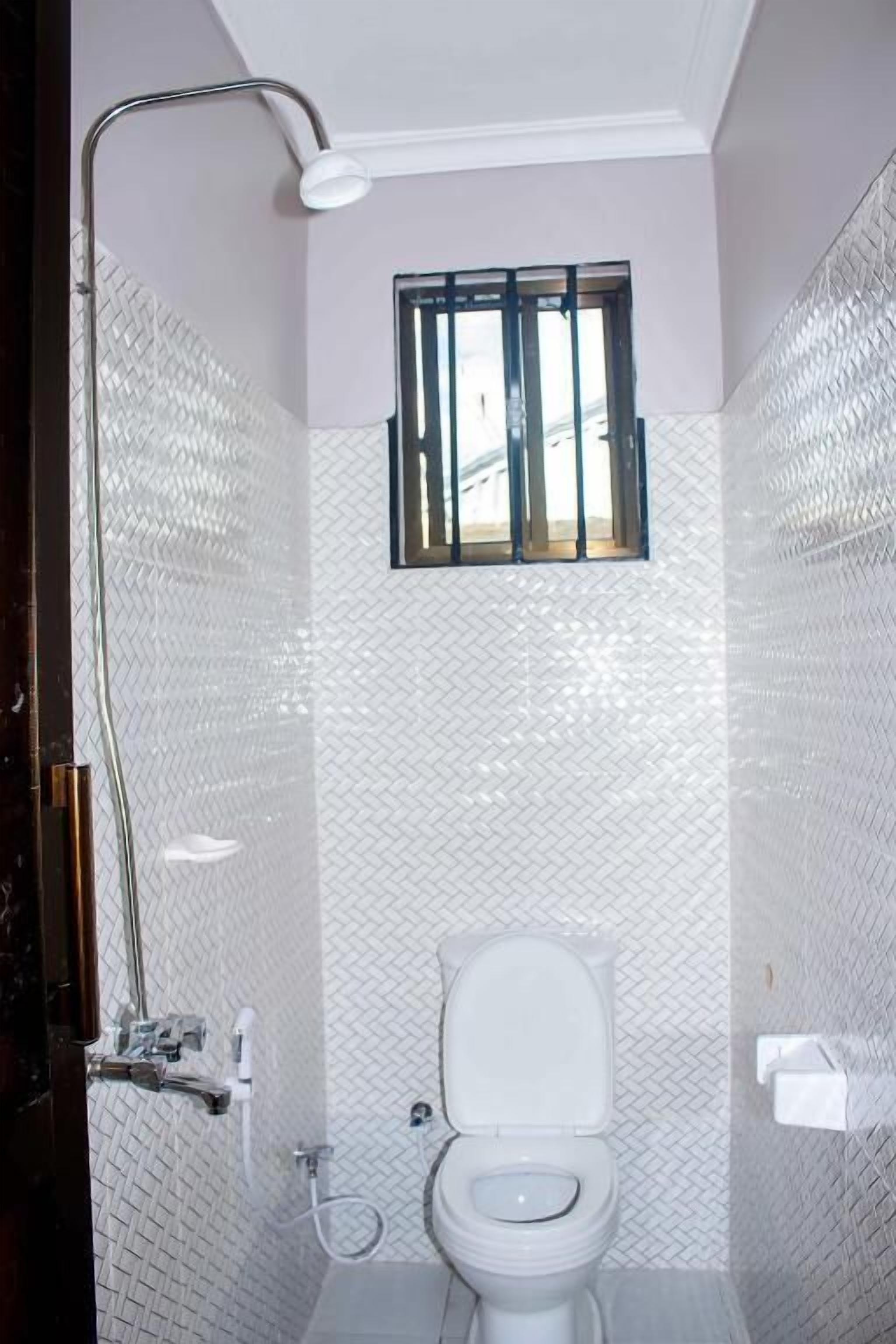 Dusche, Hausschuhe, Handtücher, Seife