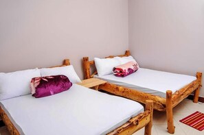 Desk, laptop workspace, soundproofing, free WiFi - Wanyama Hostel (Arusha)