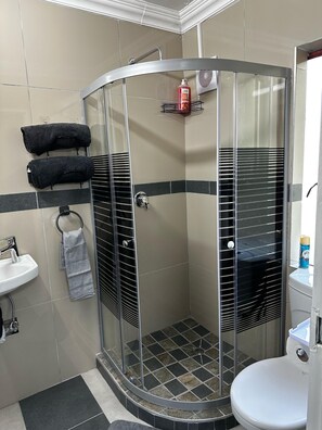 Shower, hair dryer, bidet, towels - Experience Comfort & Style in This Cozy 2-Bedroom Apartment in Pretoria! (Pretoria)