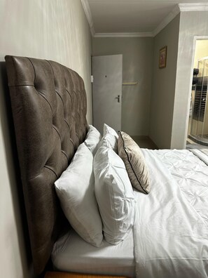 2 habitaciones, escritorio, tabla de planchar con plancha y wifi gratis