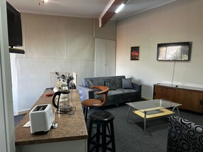 Smart TV - Experience Comfort & Style in This Cozy 2-Bedroom Apartment in Pretoria! (Pretoria)