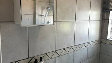 Dusche, Haartrockner, Bidet, Handtücher