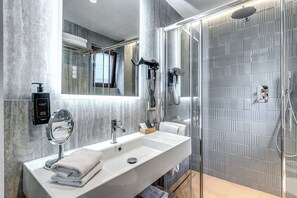 Shower, hair dryer, bidet, towels - Roman Domus Piazza Farnese (Roma)