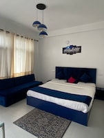 Habitación familiar con 2 camas individuales, balcón | Caja fuerte, decoración individual, mobiliario individual y escritorio