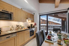 Lemari es, microwave, oven, dan kompor