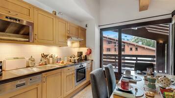 Lemari es, microwave, oven, dan kompor