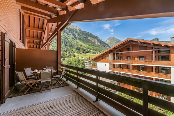 Family Apartment, Multiple Bedrooms, 2 Bathrooms (l'Ours Bleu B33 - Ski in Ski out) | Outdoor dining - L'ours Bleu B33 - Ski in Ski out (Vallorcine)