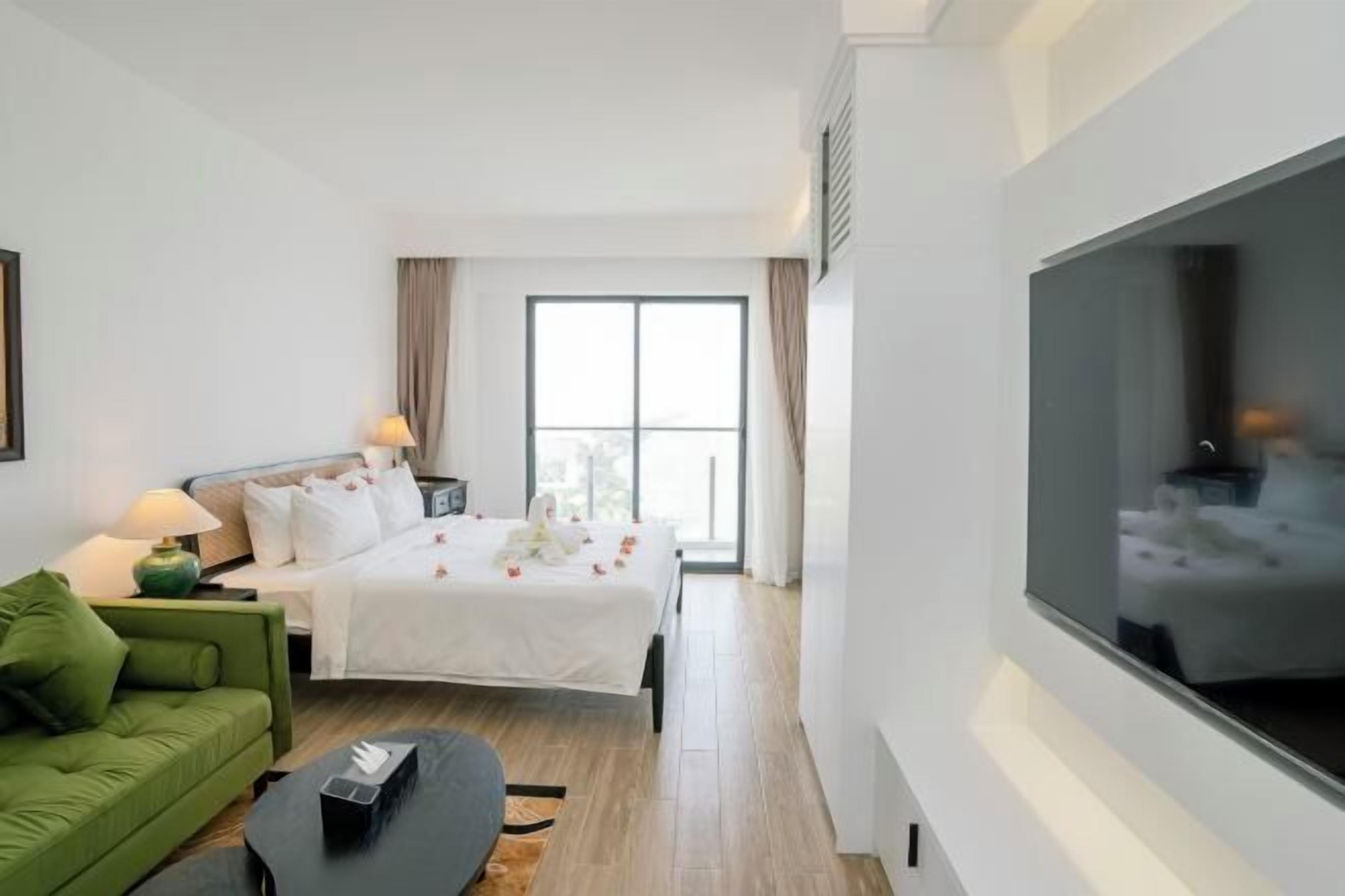 Minibar, Zimmersafe, Verdunkelungsvorhänge, schallisolierte Zimmer