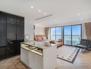 Executive Suite, Balcony, River View | Minibar, in-room safe, blackout drapes, soundproofing - Merton Holiday Inn (Phnom Penh)