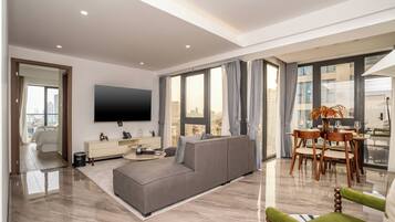 Familjesvit - utsikt mot staden | Minibar, värdeförvaringsskåp på rummet och mörkläggningsgardiner