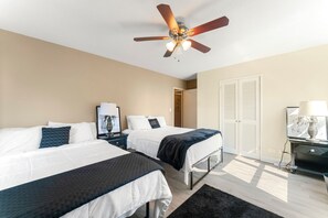 1 dormitorio, tabla de planchar con plancha, wifi y ropa de cama