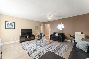 Smart TV - Downtown Dream: Luxury High Rise 1-bedroom Getaway Awaits (Atlanta)