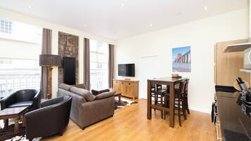 Comfort appartement, uitzicht op stad | Woonruimte | Een lcd-televisie