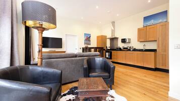 Comfort appartement, uitzicht op stad | Woonruimte | Een lcd-televisie