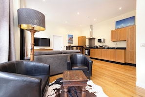 Apartamento conforto, vista para a cidade | Área de estar | TV LCD